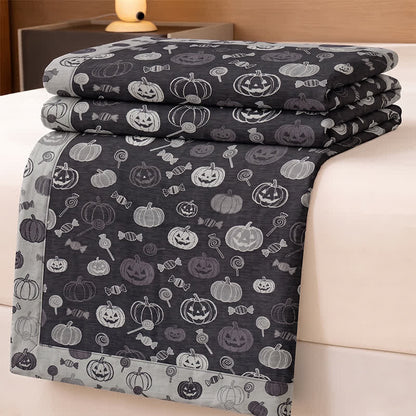 Coperta in cotone nera a forma di zucca di Halloween con motivo caramelle - image 1
