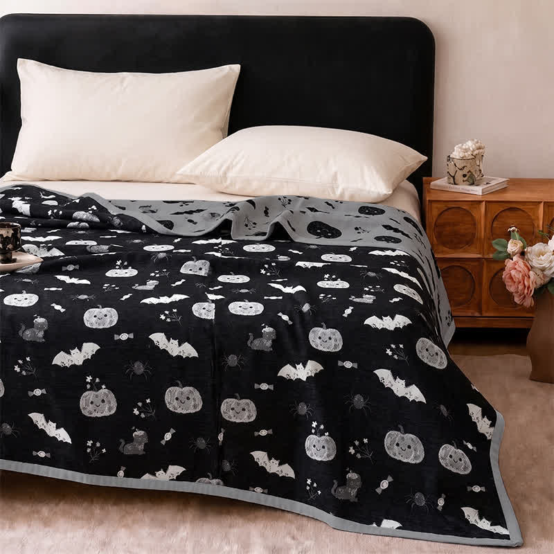 Simpatica coperta reversibile in cotone con motivo zucca e pipistrello di Halloween. - image 3