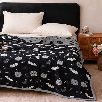 Simpatica coperta reversibile in cotone con motivo zucca e pipistrello di Halloween. - image 3