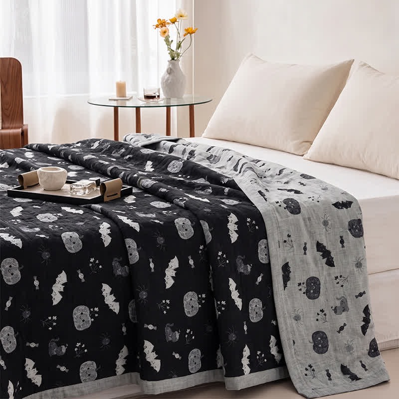 Simpatica coperta reversibile in cotone con motivo zucca e pipistrello di Halloween. - image 2