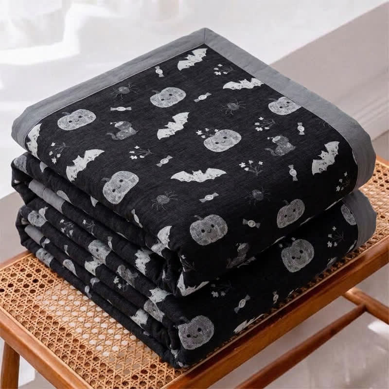 Simpatica coperta reversibile in cotone con motivo zucca e pipistrello di Halloween. - image 1