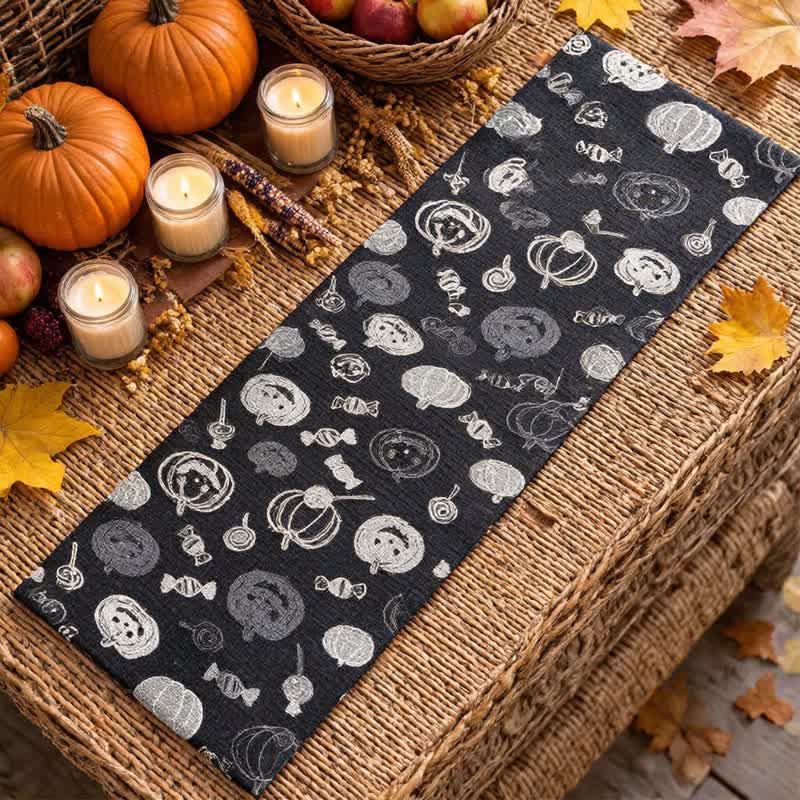 Runner da tavola in cotone nero con zucche e caramelle di Halloween. - image 3