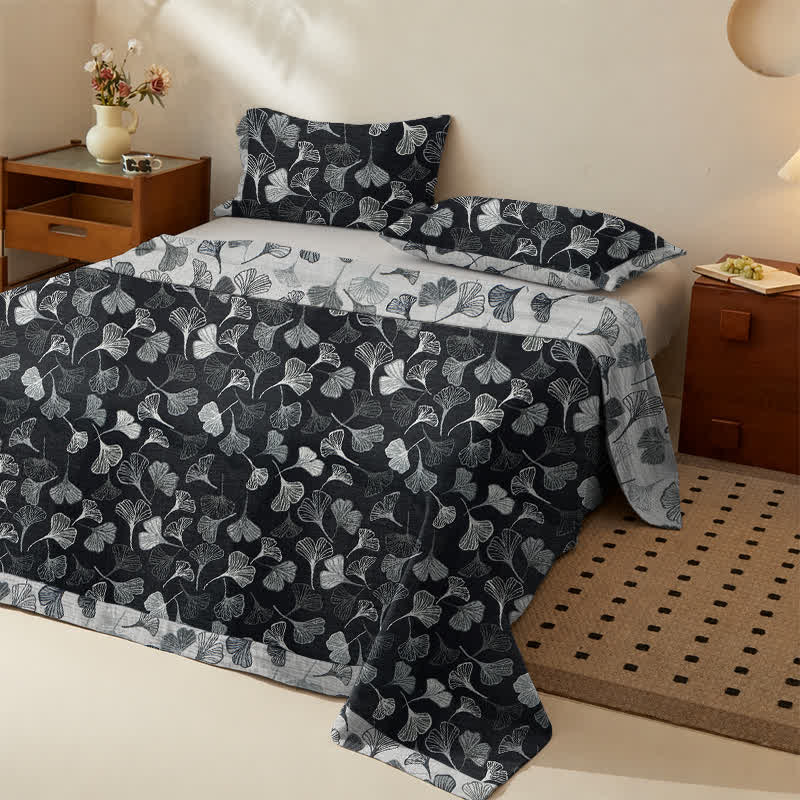 Set di biancheria da letto reversibile in cotone con motivo vintage a foglie di ginkgo nero - Nero - Copriletto con 2 federe - Matrimoniale Grande - image 0