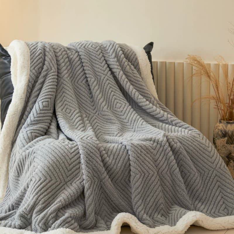 Coperta in pile di corallo con motivo geometrico a rombi - image 33