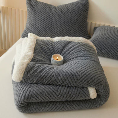 Coperta in pile di corallo con motivo geometrico a rombi - image 30