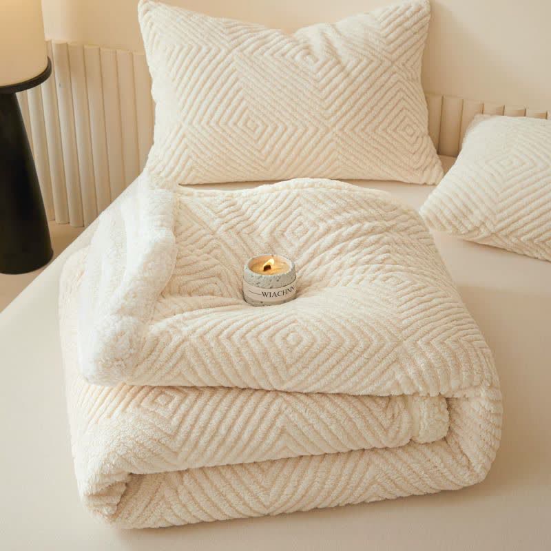 Coperta in pile di corallo con motivo geometrico a rombi - image 9