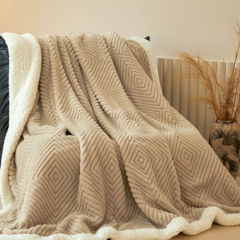 Coperta in pile di corallo con motivo geometrico a rombi - image 20