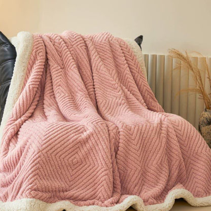 Coperta in pile di corallo con motivo geometrico a rombi - image 11