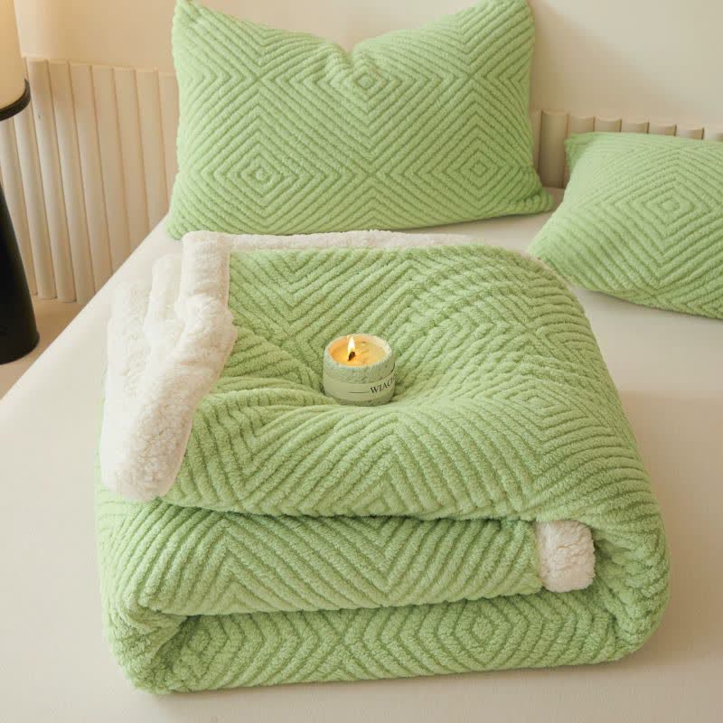 Coperta in pile di corallo con motivo geometrico a rombi - image 26