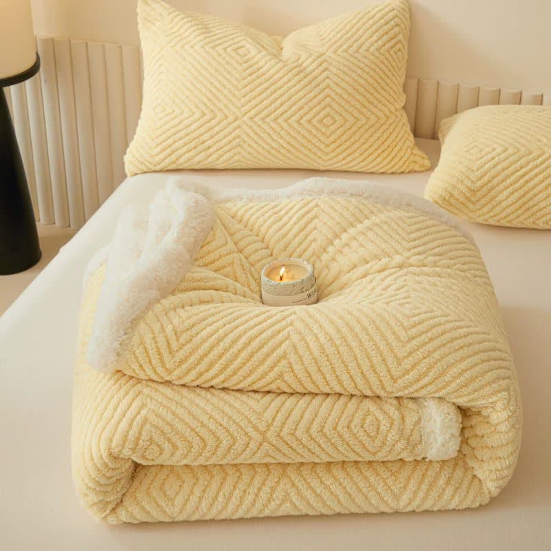 Coperta in pile di corallo con motivo geometrico a rombi - image 2