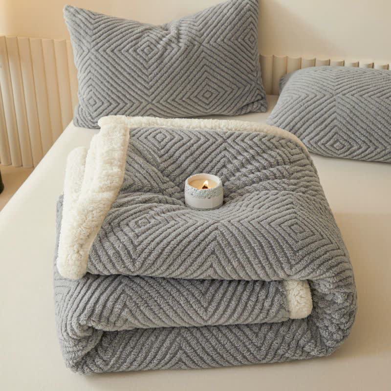 Coperta in pile di corallo con motivo geometrico a rombi - image 34