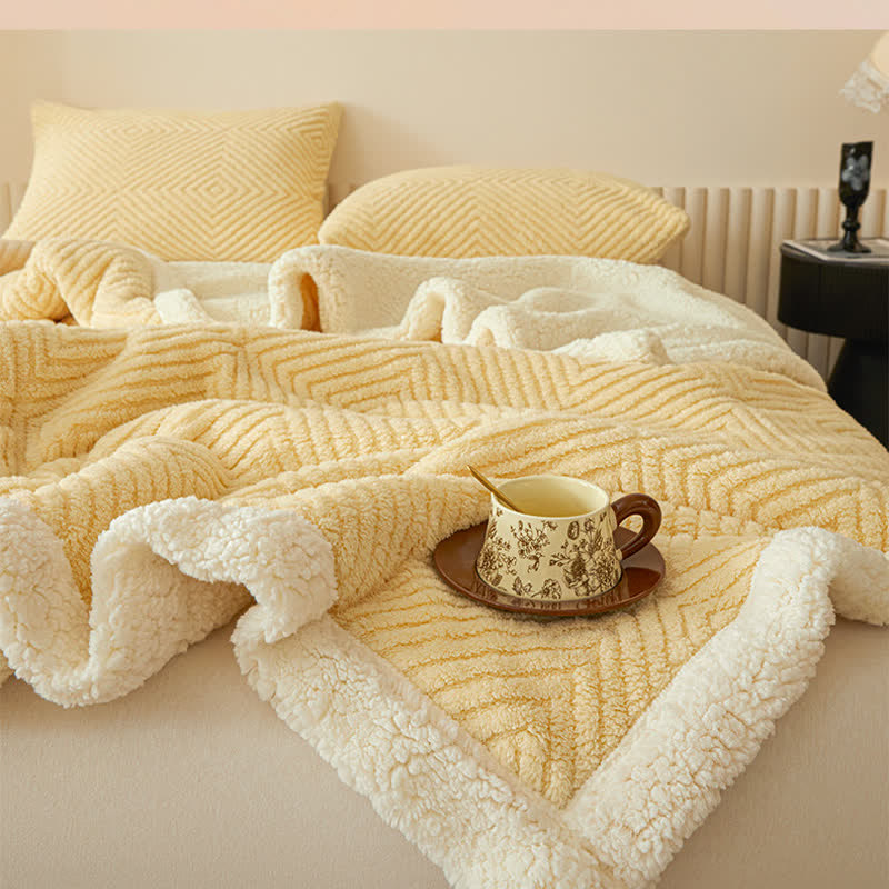 Coperta in pile di corallo con motivo geometrico a rombi - image 3