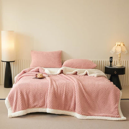 Coperta in pile di corallo con motivo geometrico a rombi - image 13