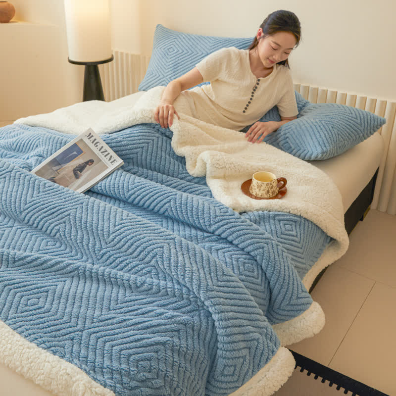 Coperta in pile di corallo con motivo geometrico a rombi - image 18