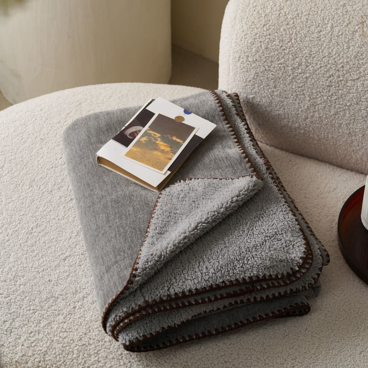 Coperta minimalista in pile sherpa a doppia faccia - image 7