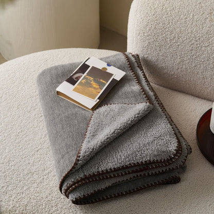 Coperta minimalista in pile sherpa a doppia faccia - image 7