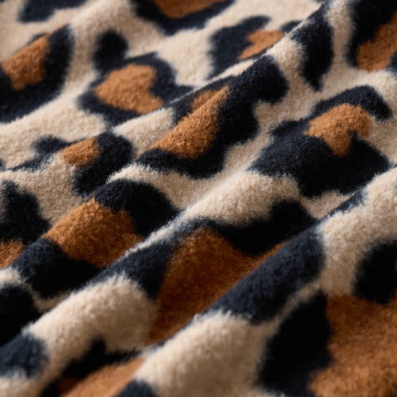 Coperta in morbido sherpa con stampa leopardata classica. - image 7