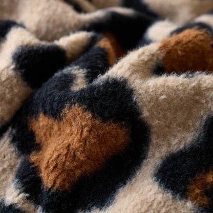 Coperta in morbido sherpa con stampa leopardata classica. - image 8