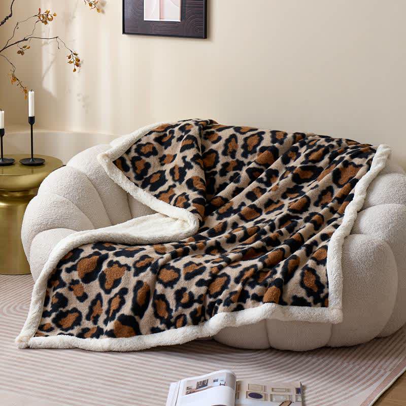 Coperta in morbido sherpa con stampa leopardata classica. - image 1