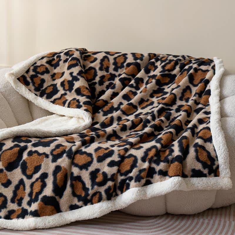 Coperta in morbido sherpa con stampa leopardata classica. - image 3