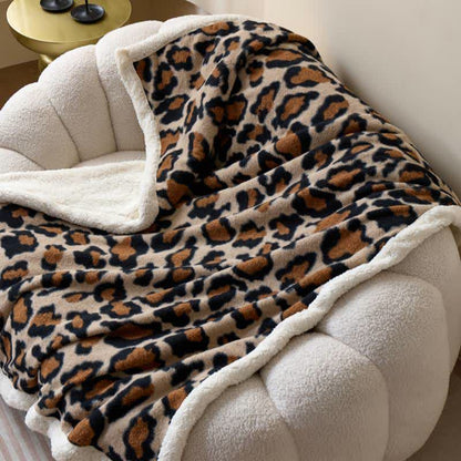 Coperta in morbido sherpa con stampa leopardata classica. - image 4