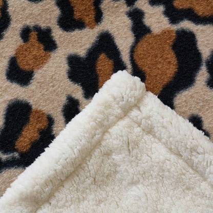 Coperta in morbido sherpa con stampa leopardata classica. - image 6