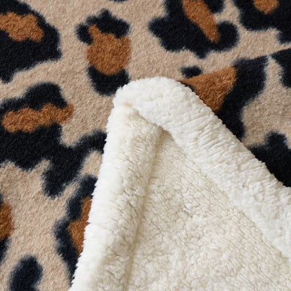 Coperta in morbido sherpa con stampa leopardata classica. - image 5