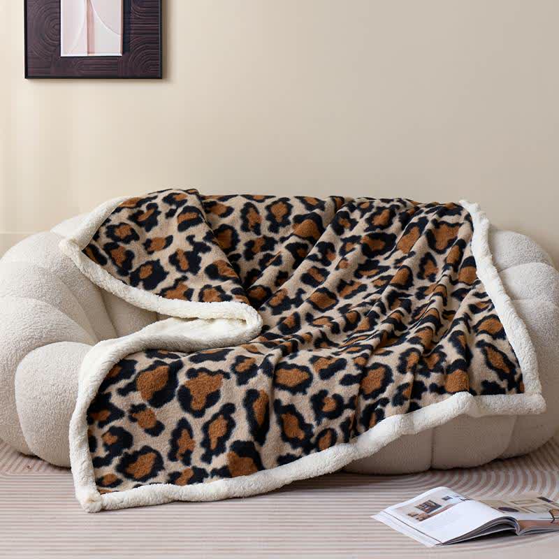 Coperta in morbido sherpa con stampa leopardata classica. - image 2
