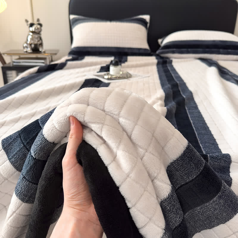Morbida coperta con motivo a righe geometriche a griglia. - image 9