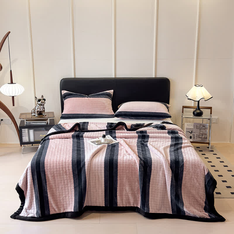 Morbida coperta con motivo a righe geometriche a griglia. - image 17