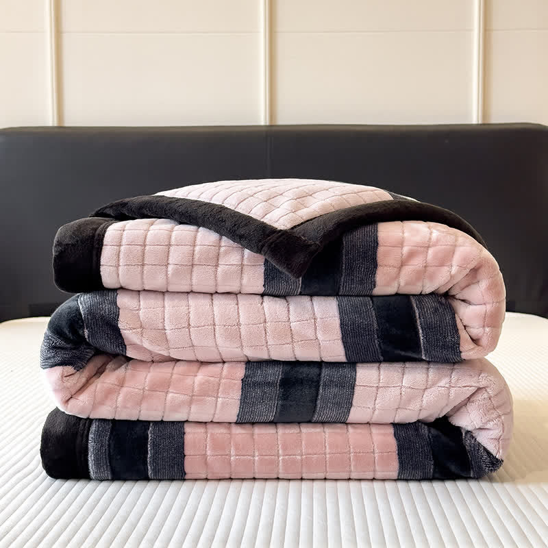 Morbida coperta con motivo a righe geometriche a griglia. - image 11