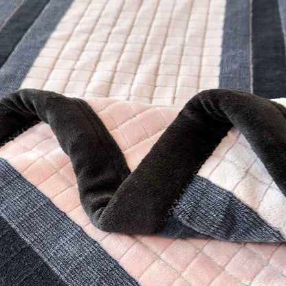 Morbida coperta con motivo a righe geometriche a griglia. - image 21