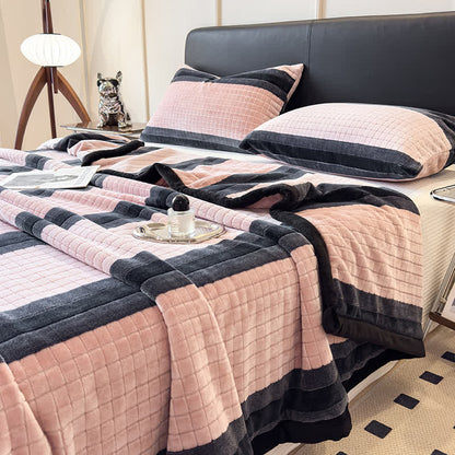 Morbida coperta con motivo a righe geometriche a griglia. - image 15