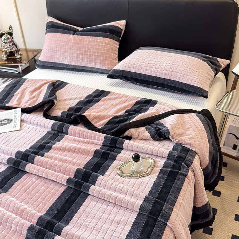 Morbida coperta con motivo a righe geometriche a griglia. - image 12