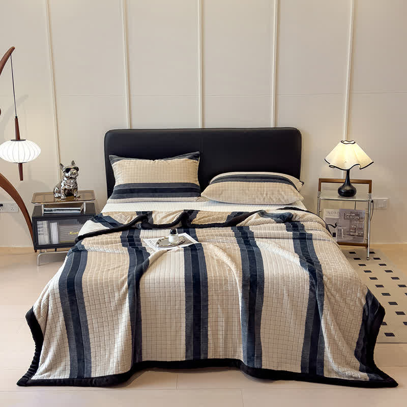 Morbida coperta con motivo a righe geometriche a griglia. - image 28