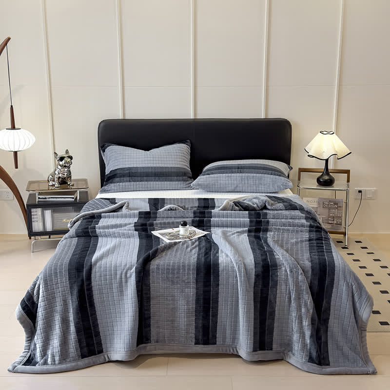Morbida coperta con motivo a righe geometriche a griglia. - image 37