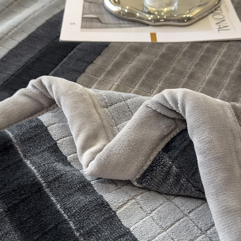 Morbida coperta con motivo a righe geometriche a griglia. - image 71