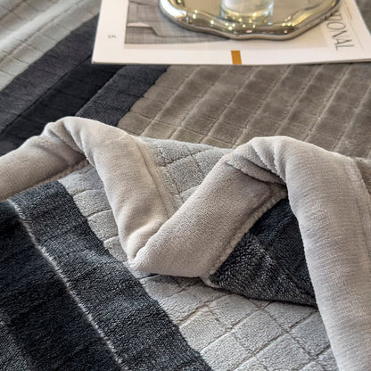 Morbida coperta con motivo a righe geometriche a griglia. - image 71