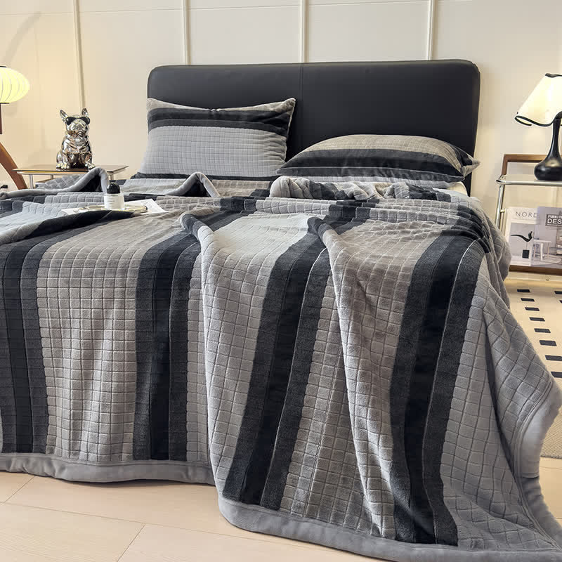Morbida coperta con motivo a righe geometriche a griglia. - image 65