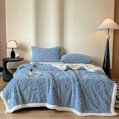 Coperta in morbido sherpa con motivo a rilievo - image 19