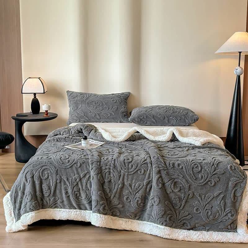 Coperta in morbido sherpa con motivo a rilievo - image 14