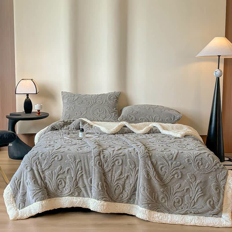 Coperta in morbido sherpa con motivo a rilievo - image 34
