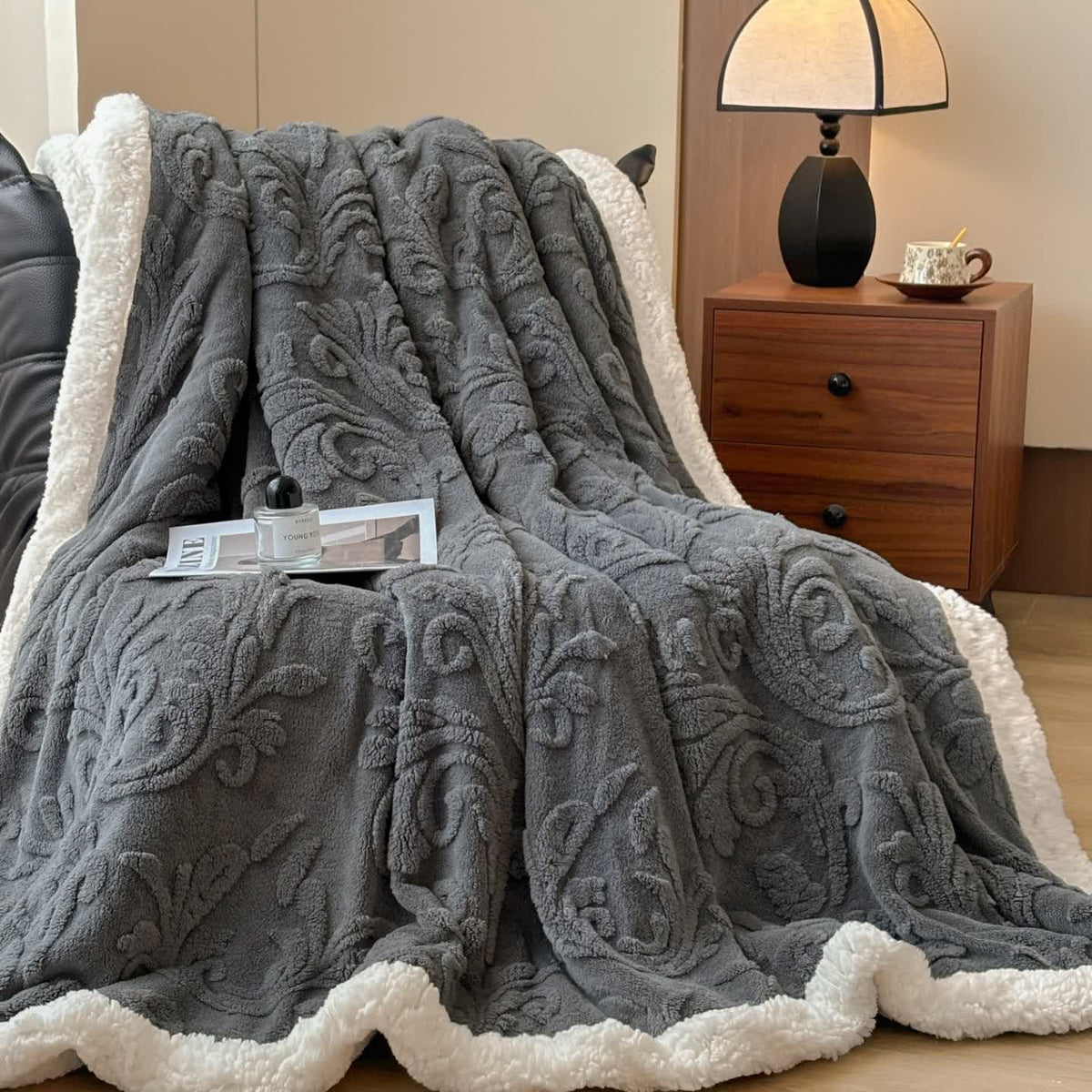 Coperta in morbido sherpa con motivo a rilievo - image 16