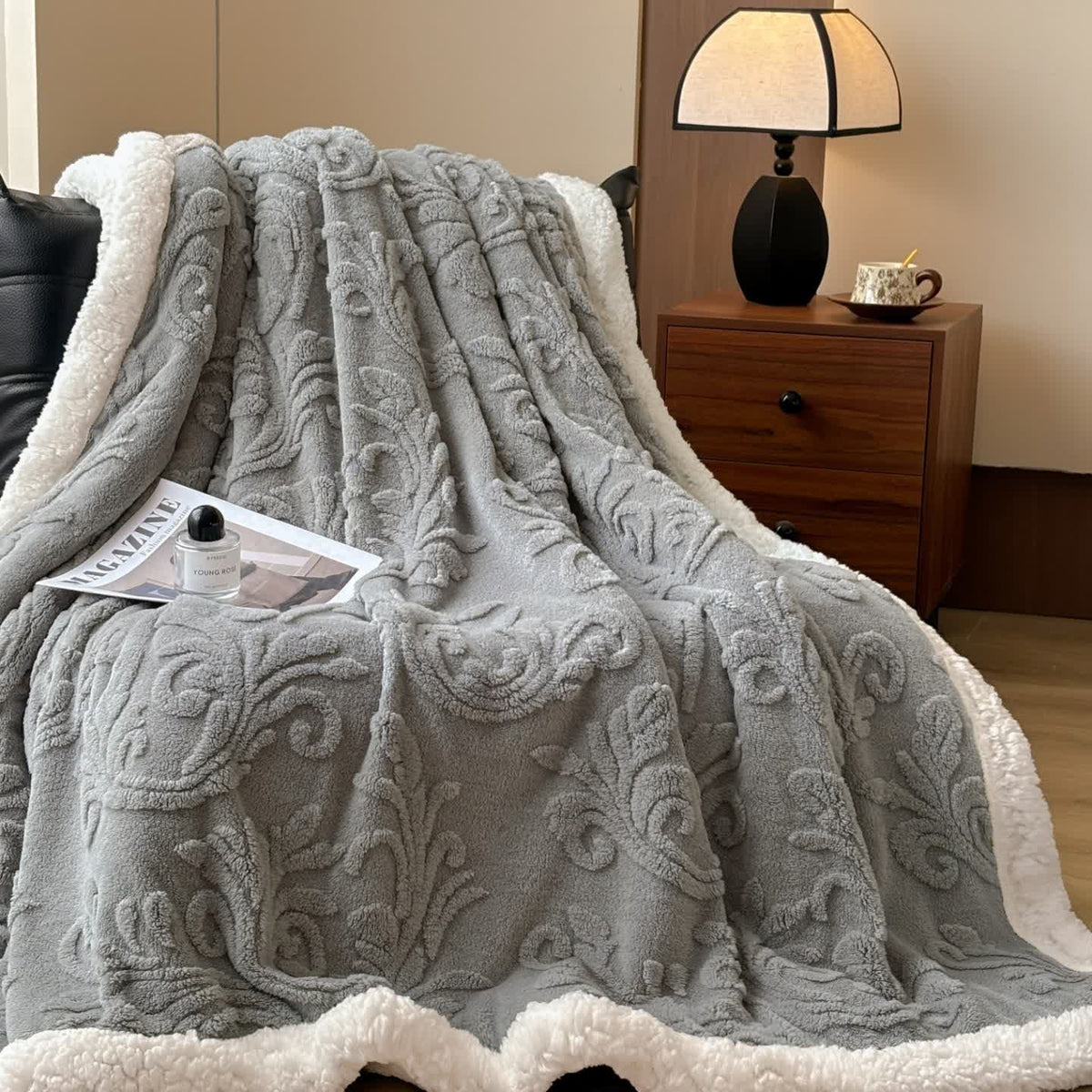 Coperta in morbido sherpa con motivo a rilievo - image 35