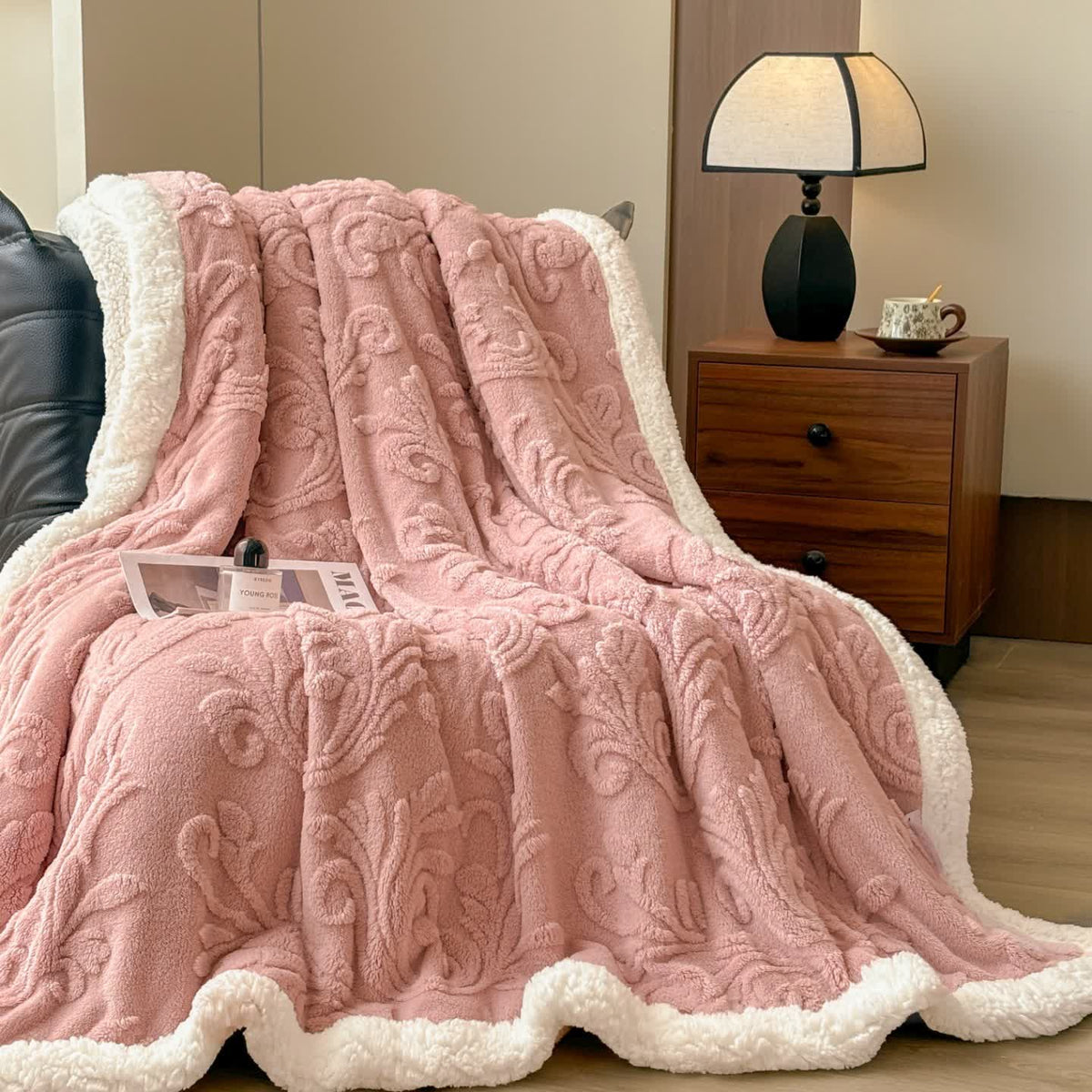 Coperta in morbido sherpa con motivo a rilievo - image 32