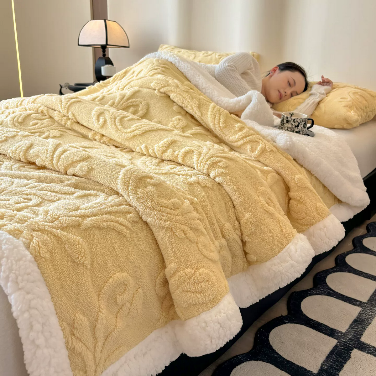 Coperta in morbido sherpa con motivo a rilievo - image 10