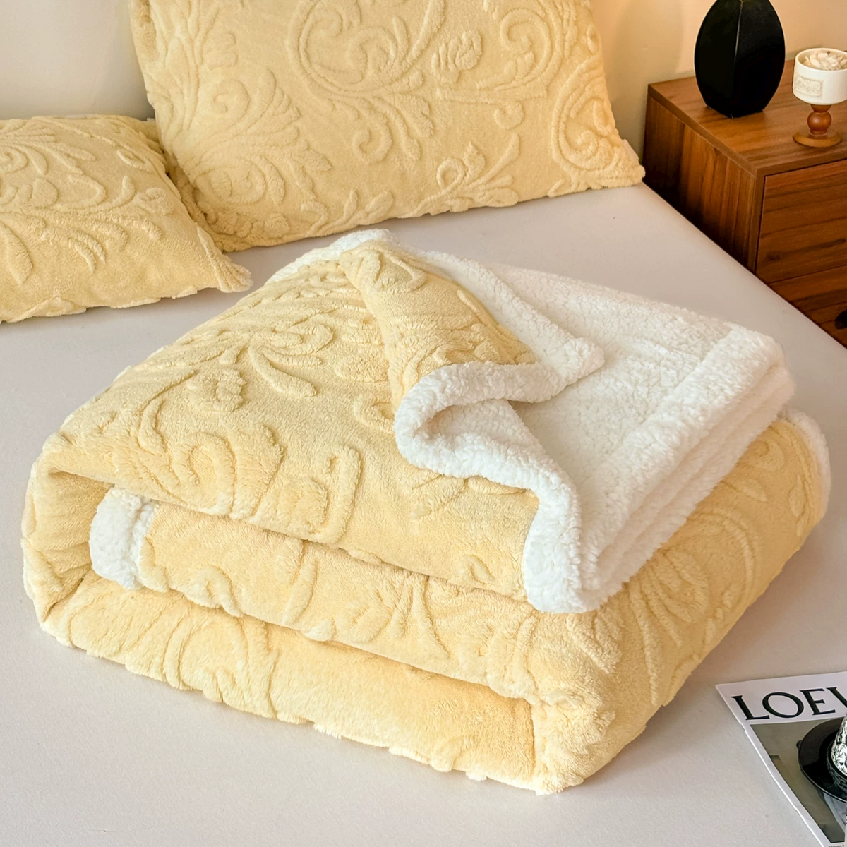 Coperta in morbido sherpa con motivo a rilievo - image 12
