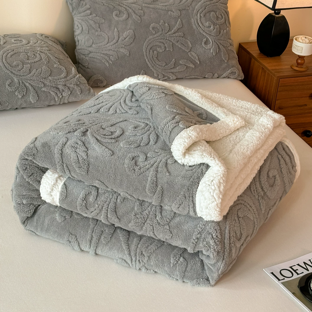 Coperta in morbido sherpa con motivo a rilievo - image 36