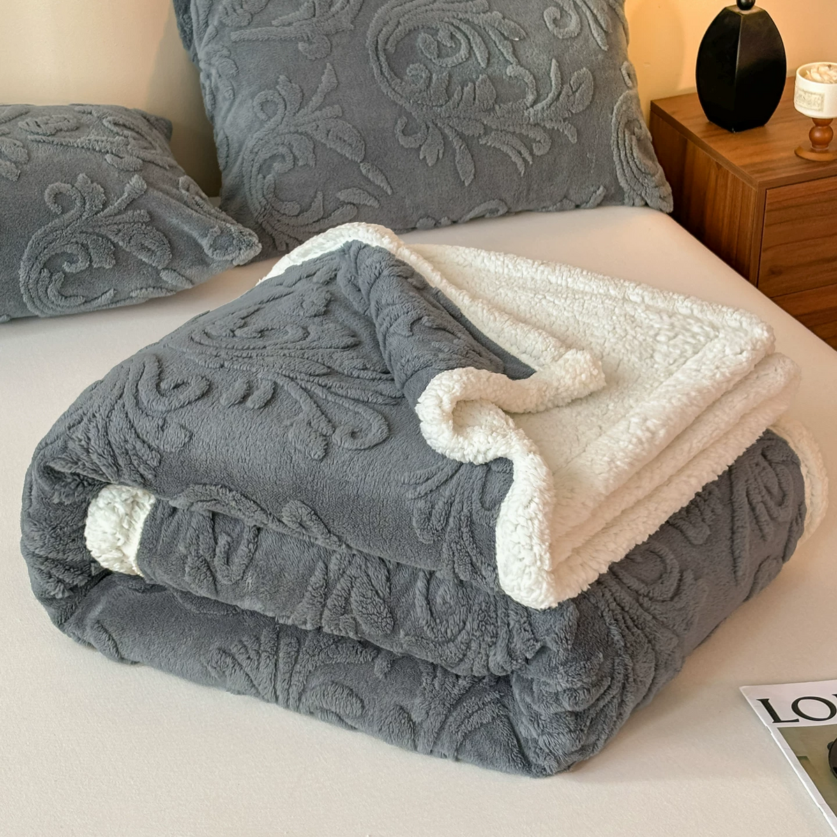 Coperta in morbido sherpa con motivo a rilievo - image 17