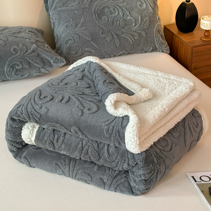 Coperta in morbido sherpa con motivo a rilievo - image 17